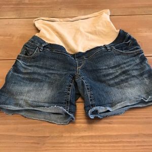 Wallflower maternity shorts size medium